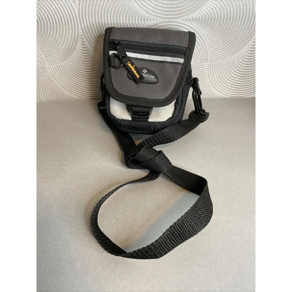 Samsonite Small Padded Crossbody Camera Bag Nylon Zippered Compartments Strap